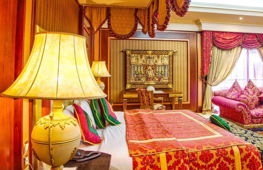 Отель Royal Mirage Deluxe Марракеш Экстерьер фото A bedroom at the Grand Imperial Hotel